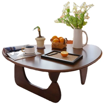 Журнальный столик из массива дерева PQF в гостиной маленькой квартиры Простой стол треугольной формы