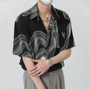 2023 Новый Корейский модный дизайн, мужская рубашка неправильной формы с текстурным рисунком, Свободная Летняя рубашка с лацканами из шелковистой драпировки 14